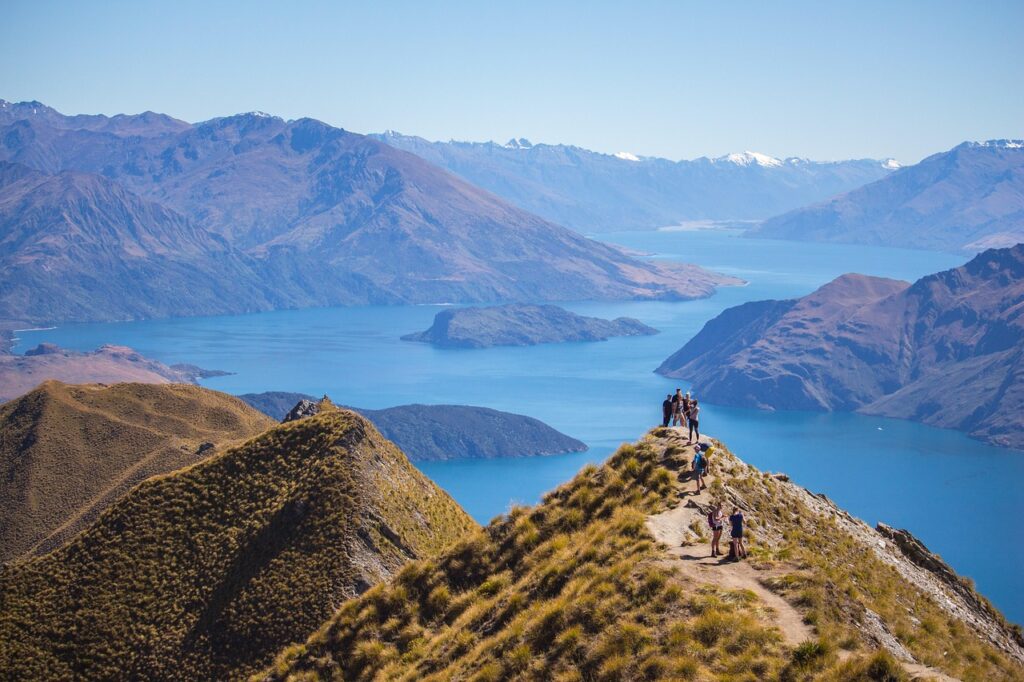 pessoas olhando lugar com paisagem afastado do mundo