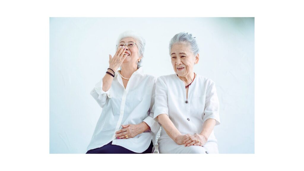 duas senhoras japonesas sorrindo